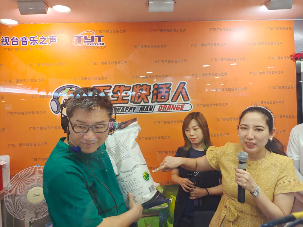 สคต.กวางโจวร่วมกับช่องทีวีกวางตุ้งและผู้นําเข้าข้าวรายใหญ่ในจีน live streaming ขายข้าวหอมมะลิไทย ส่งเสริมการประชาสัมพันธ์ข้าวไทยในตลาดจีน